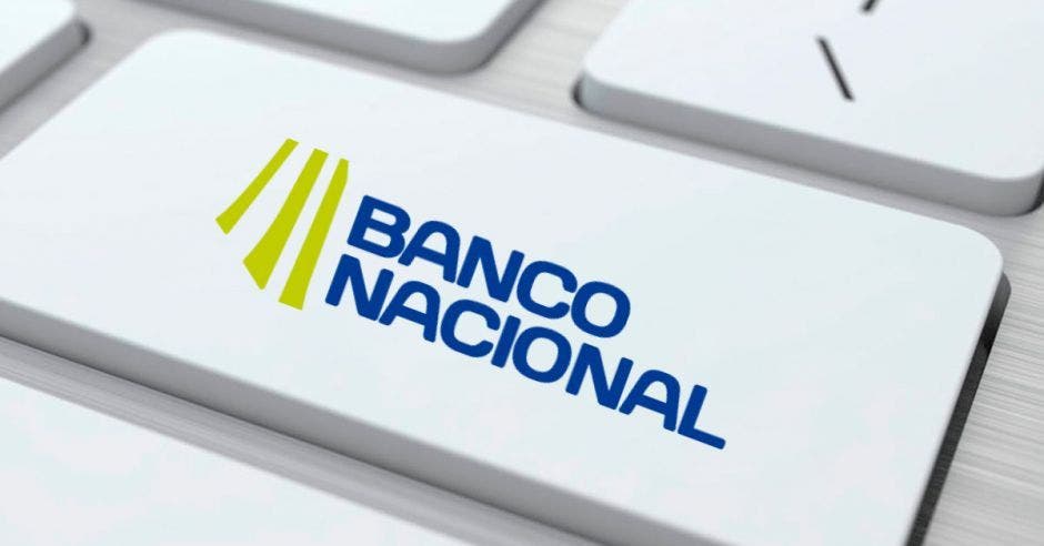 Tecla de computadora con el logo del Banco Nacional