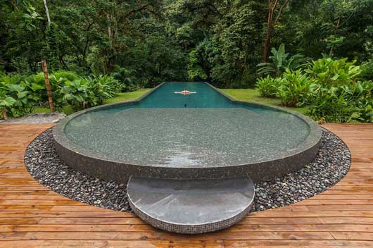 Una piscina de piedra con agua temperada