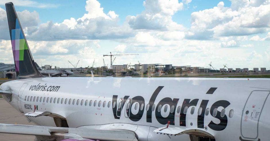 Un avión de Volaris en una de las mangas del aeropuerto de Orlando