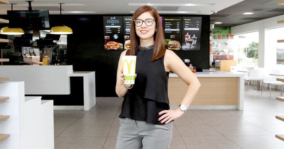 Wendy Madriz, supervisora de comunicaciones de Arcos Dorados Costa Rica, en un local de la marca McDonald's