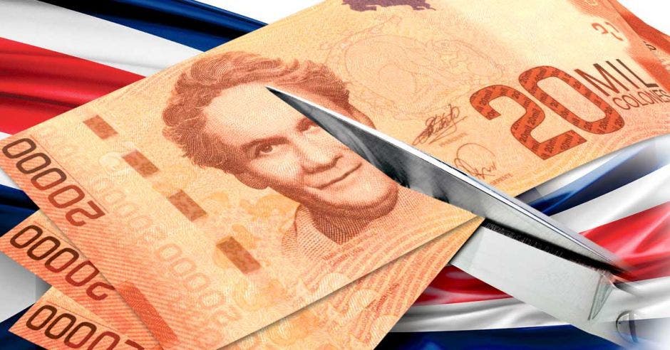 Tijera corta un billete de 20 mil colones