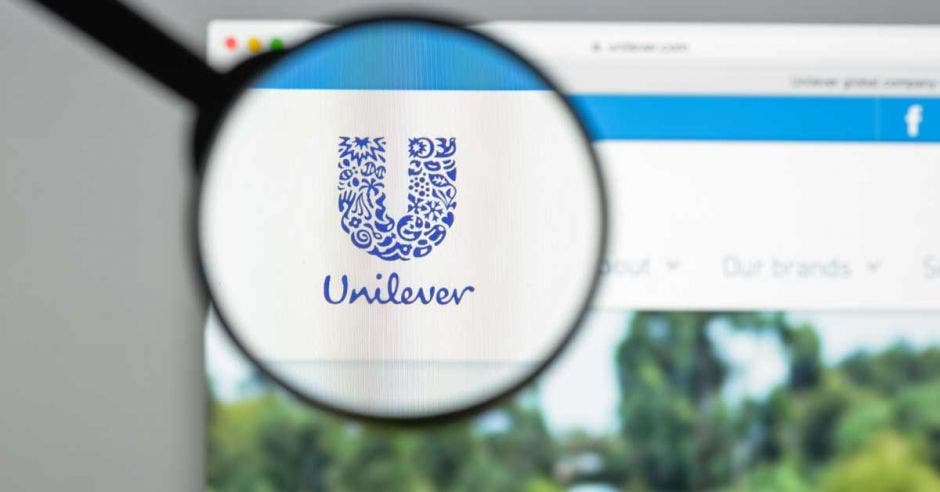 El logo de Unilever aumentado a través de una lupa