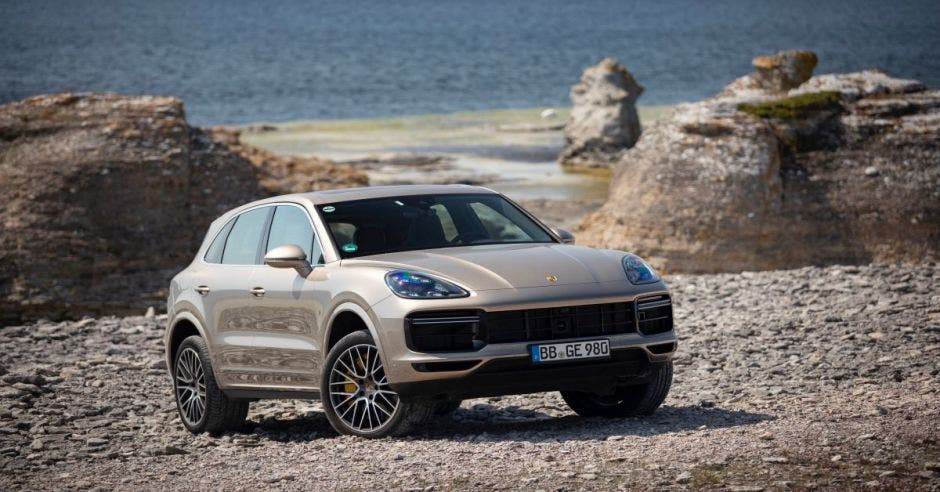 carro gris suv porsche