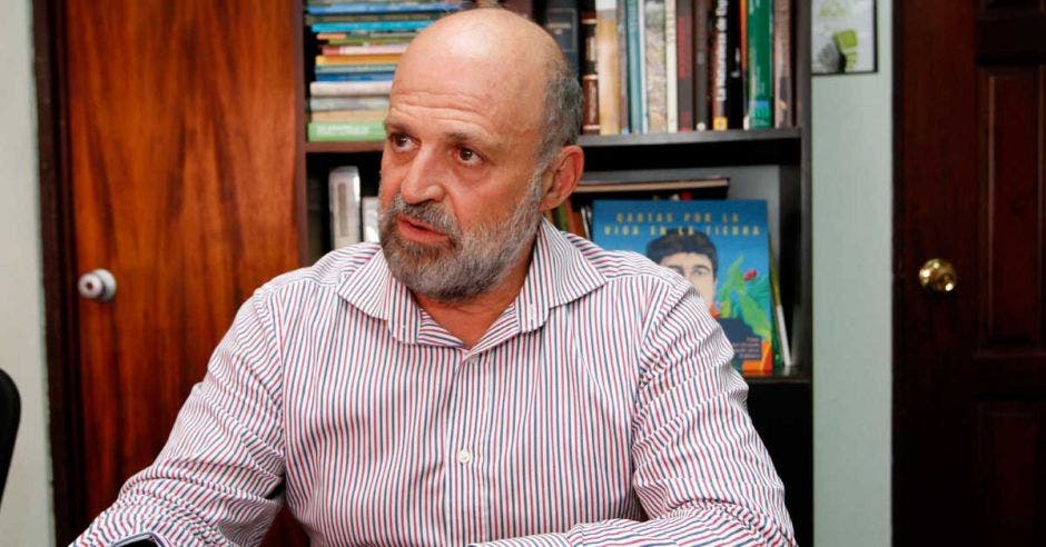 Carlos Manuel Rodríguez conversa en un escritorio