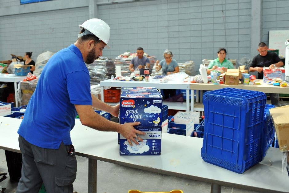 Personas recibiendo las donaciones