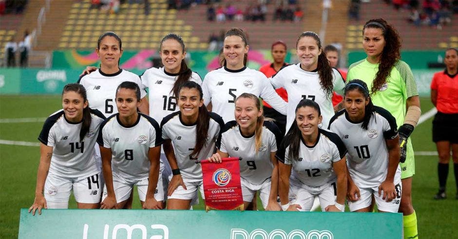 mujeres de seleccion femenina de costa rica posan