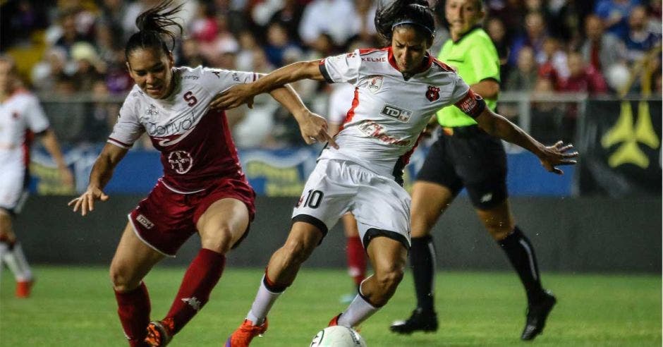 shirley cruz pelea bola contra saprissista