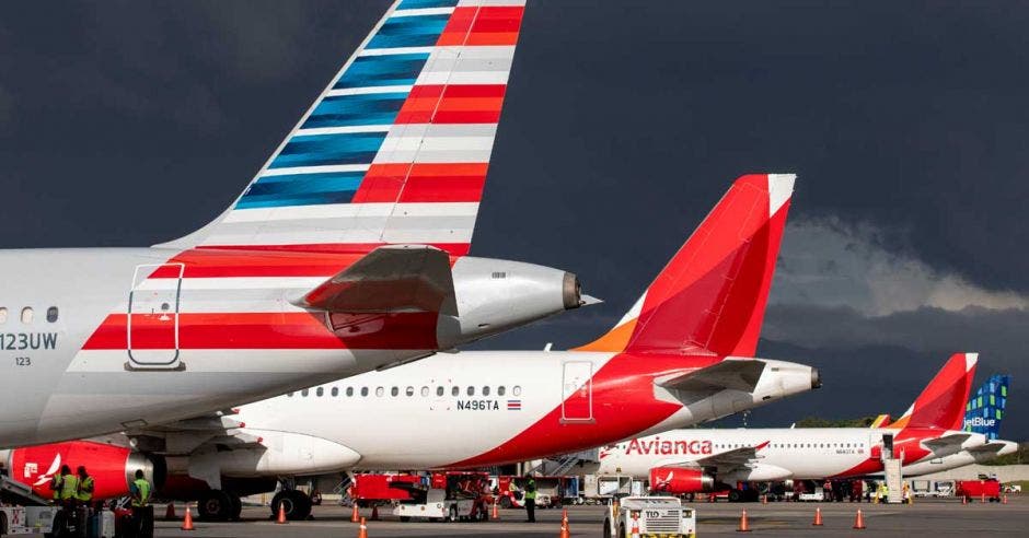 Colas de los aviones en la terminal internacional juan santamaria