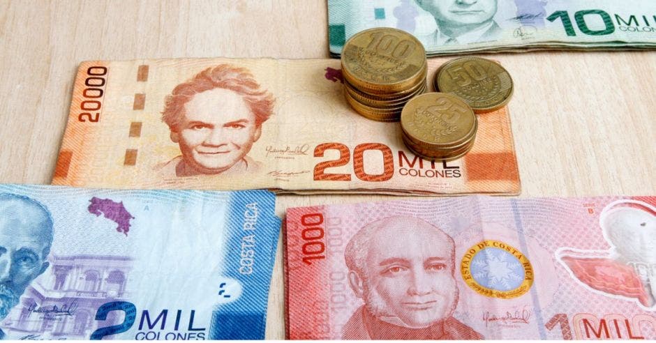 Billets de 20 mil, 10 mil, 1 mil y 2 mil junto a monedas en una mesa