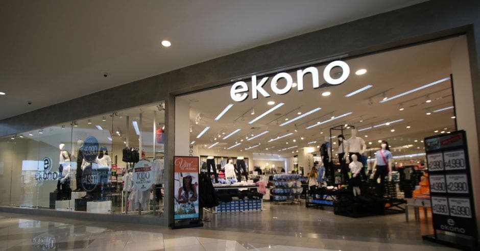 Fachada de una de las tiendas de Ekono en un centro comercial