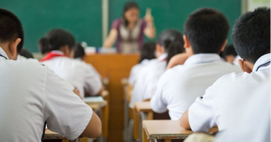 Estudiantes de escuela sentados en su pupitre