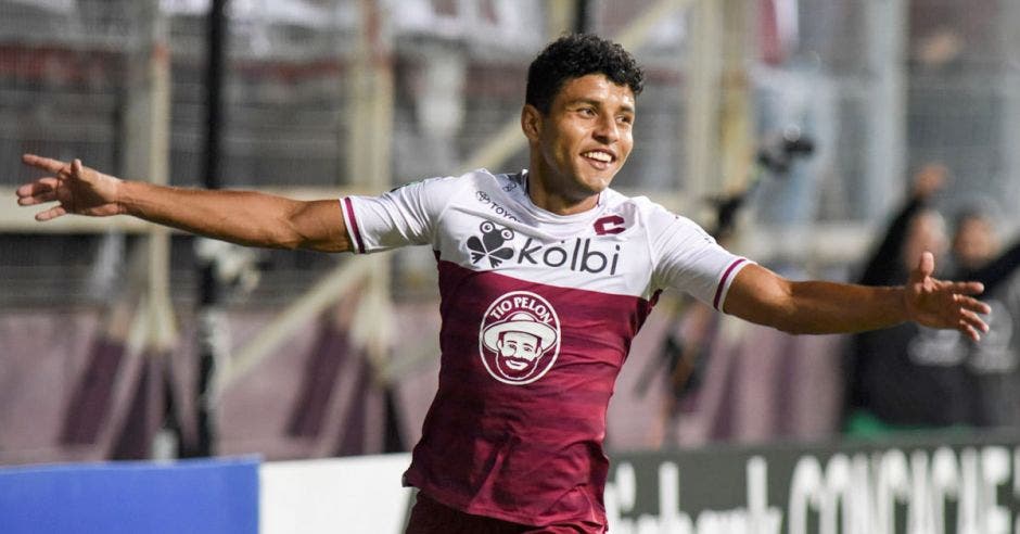 johan venegas celebra un gol con saprissa