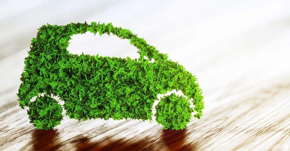 La idea es ir reduciendo el impacto de la flota vehicular en la emisión de gases de efecto contaminante. Los autos híbridos o eléctricos son una solución. Archivo/La República.