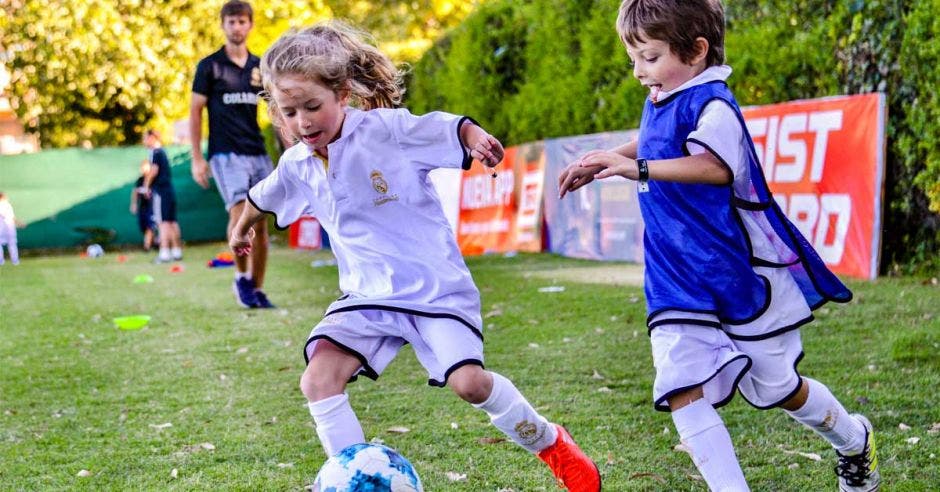 niños jugando futbol