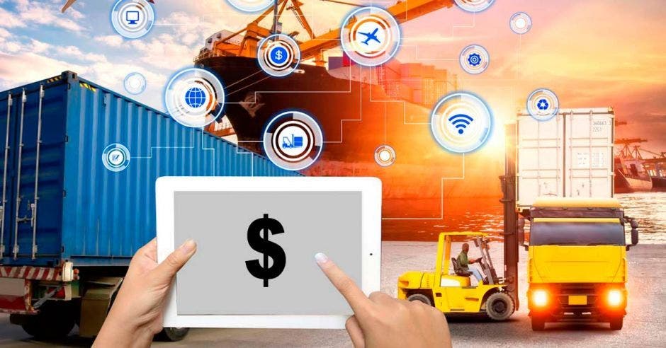 Persona con IPAD y signo de dólar, dirige las exportaciones a su destino