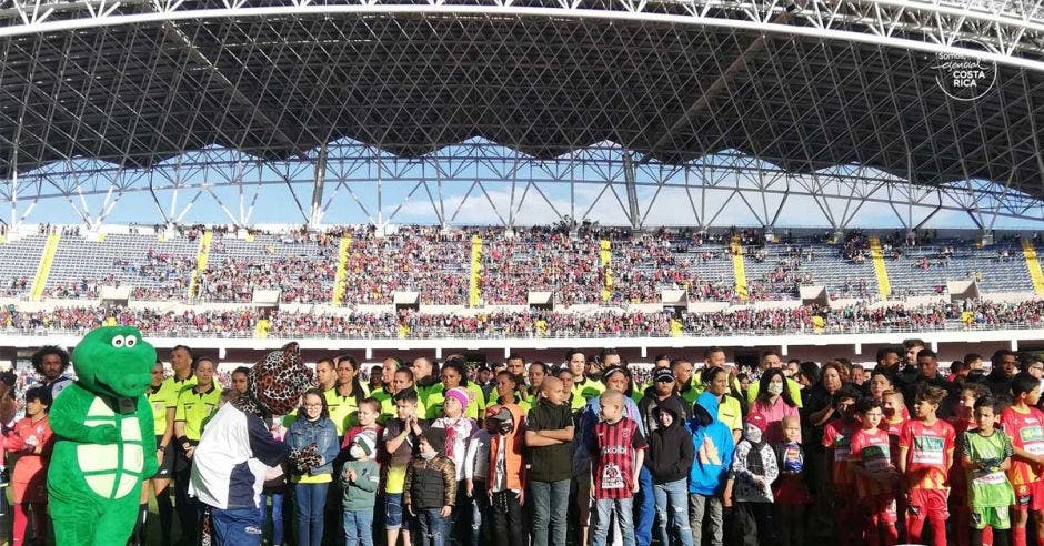 niños posan en estadio nacional