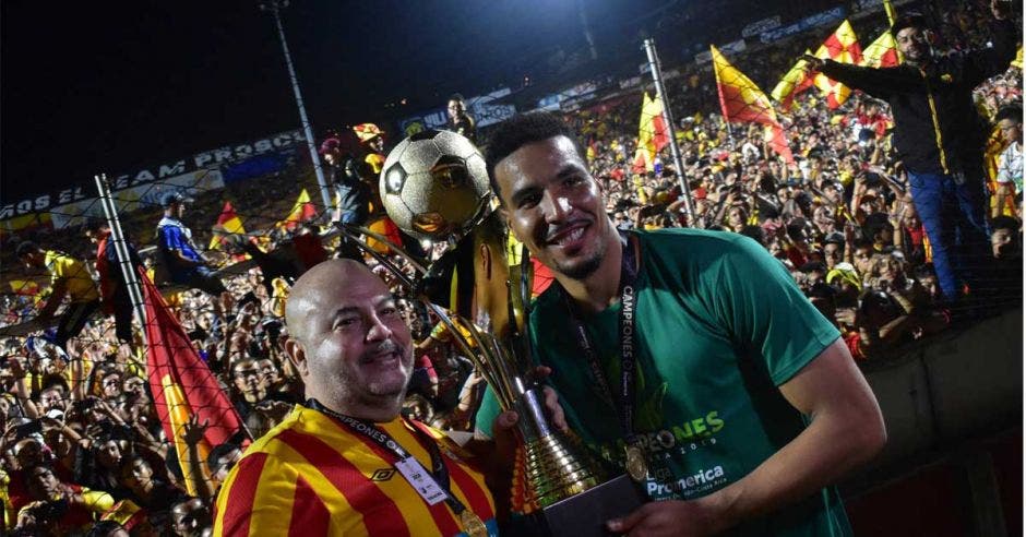 esteban alvarado con trofeo en estadio rosabal