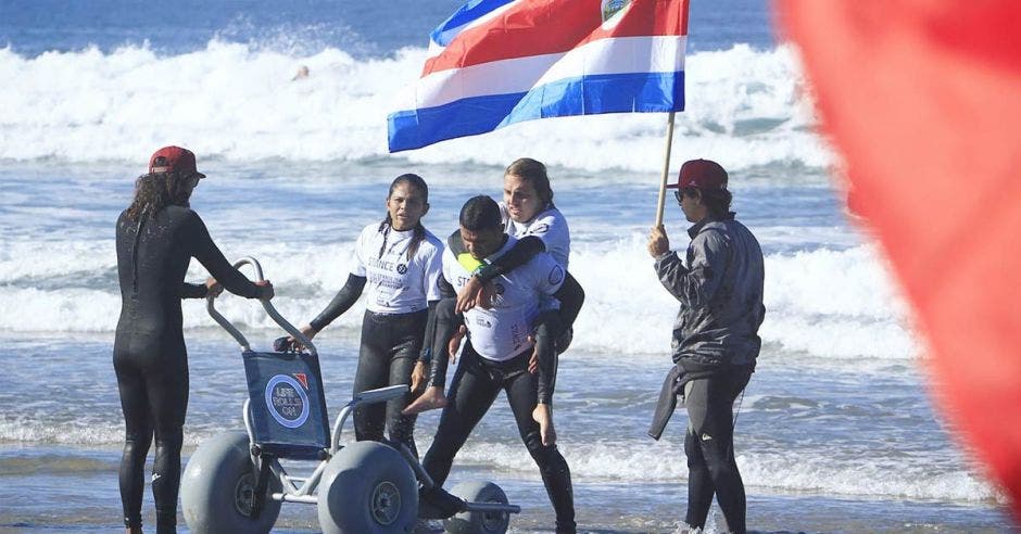 gente surfeando con bandera de costa rica