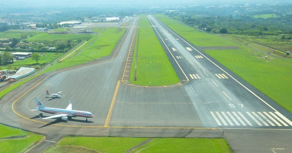 Foto de la pista de aterrizaje del aeropuerto Juan Santamaría en Alajuela.