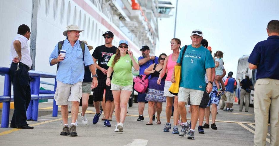 Un grupo de turistas camina por Limón