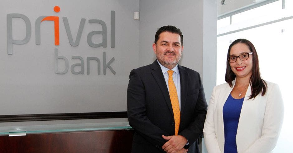 funcionarios de Prival Bank posan para la foto