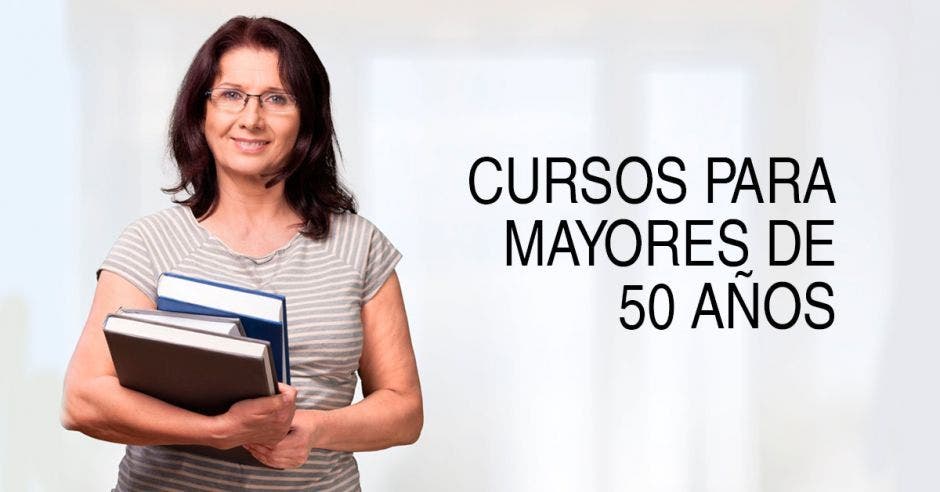 Una mujer con libros y la palabra cursos para mayores de 50 años