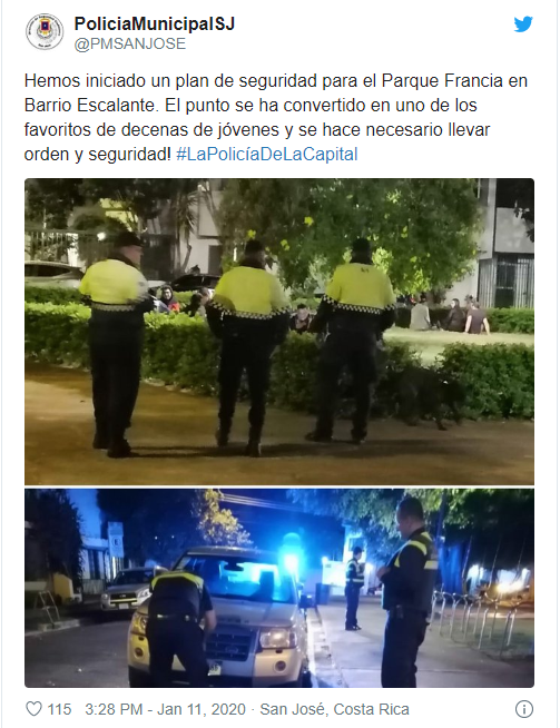 Un grupo de policías frente al Parque Francia