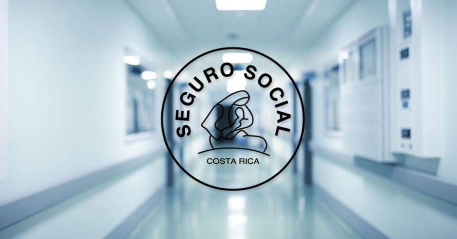 Un pasillo de un hospital y el logo de la CCSS