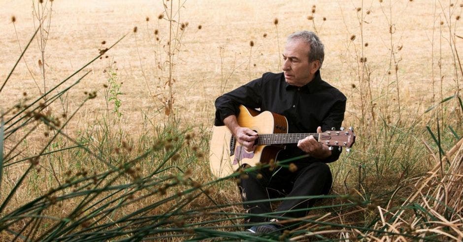 Jose Luis Perales tocando guitarra