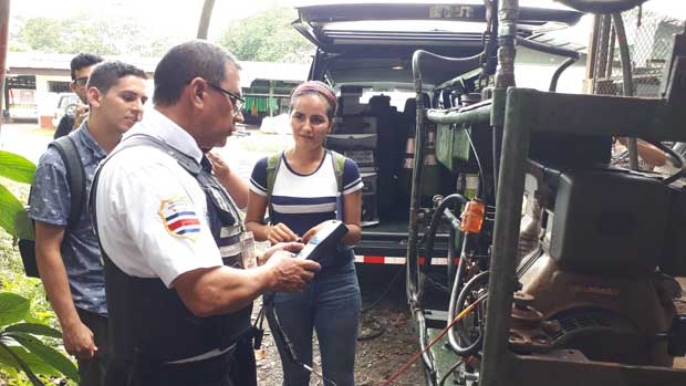 Un policía de tránsito junto a dos estudiantes