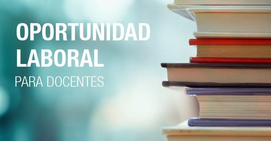 Una pila de libros y la palabra oportunidad laboral para docentes