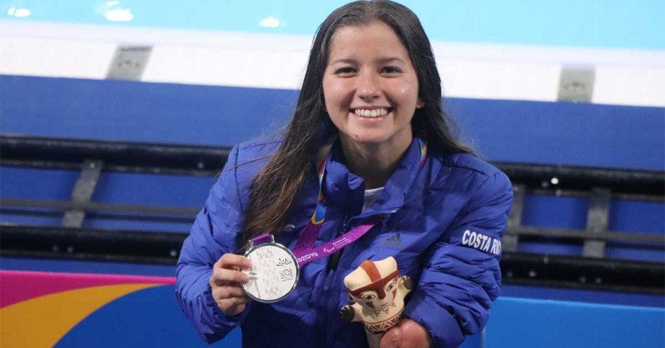 camila haase sostiene medalla