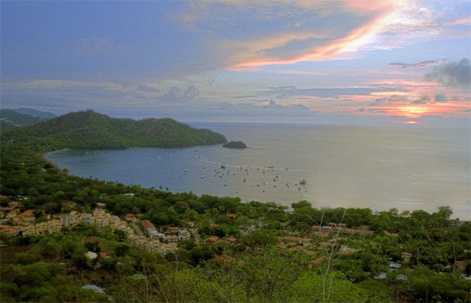 Vista panorámica de un atardecer en las playas del cantón de Carrillo.