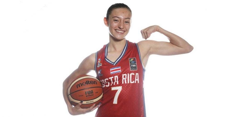 mujer con bola de basket