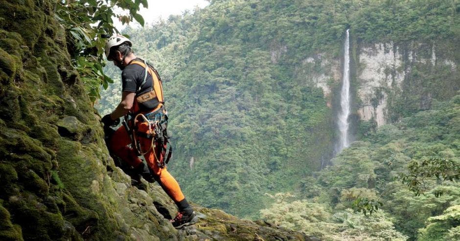 daniele revisa mientras observa la vista de la catarata