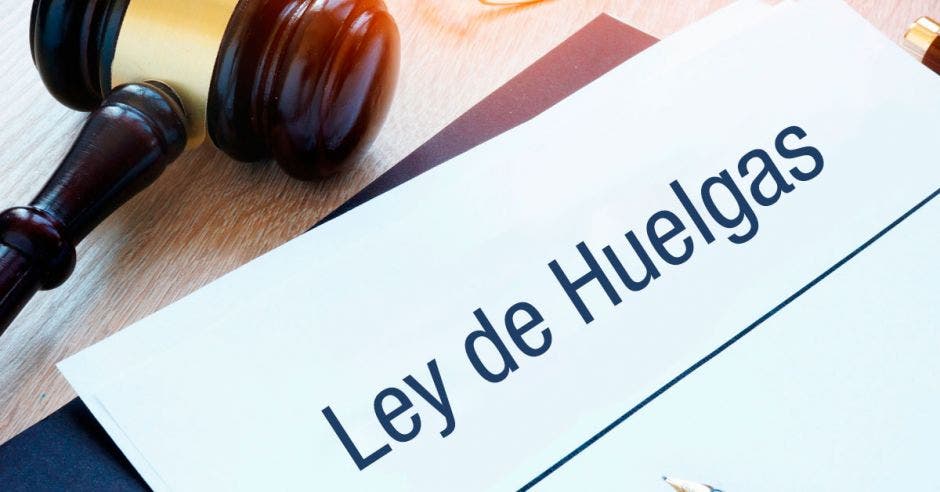 Un papel con la frase ley de huelgas escrita