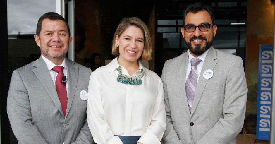 En la imagen Alejandro Arciniegas, vicepresidente de Operaciones SYKES, Claudia Dobles, primera dama de la República y Roy Mena, director de Asuntos Corporativos de SYKES posando