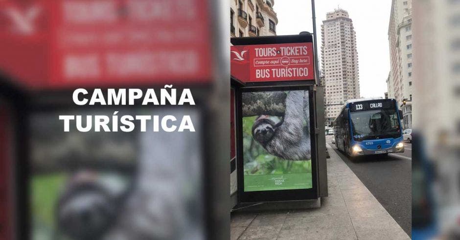 Una valla publicitaria de un perezoso en la Gran Vía, Madrid