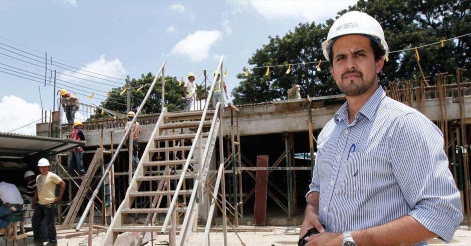 Esteban Acón posa en una construcción