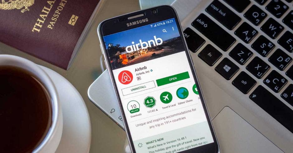 Un celular samsung con la aplicación de airbnb abierta