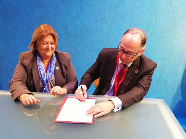 Maria Amalia Revelo, ministra de Turismo, y Luis Gallego, presidente de Iberia, firmando un memorando de entendimiento para promocionar a Costa Rica como destino turístico