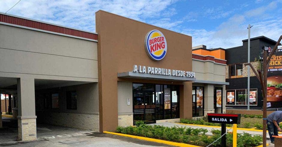 Un local con el logo de Burger King