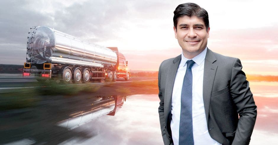 “El combustible debe tener el mismo precio en todo el país. Sin importar en dónde estemos, pagaremos lo mismo”, dijo el presidente Carlos Alvarado. Archivo/La República.