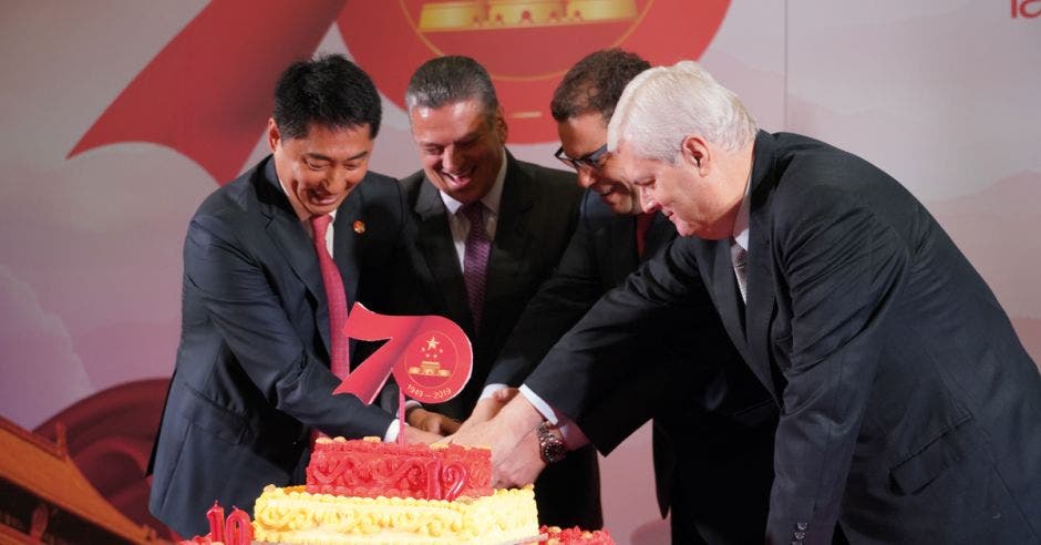 El embajador chino junto con el presidente de la Asamblea Legislativa, el canciller y el alcalde de San José conmemorando el 70o Aniversario de la Nueva China, el 12o anivesario de relaciones diplomáticas entre ambos países y el 10o aniversario de hermandad entre Beijing y San José.