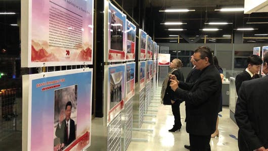 Ticos participan en la Exposición Internacional de Fotografías con motivo del 70º Aniversario de la Fundación de la República Popular China en la Biblioteca Nacional.