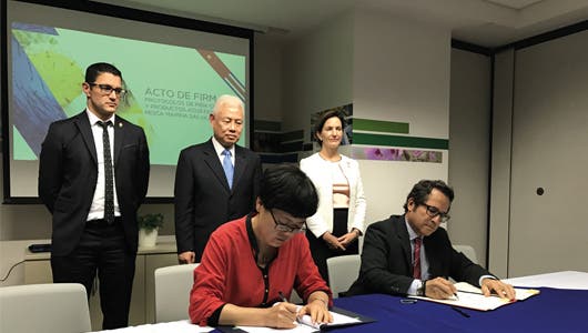 Firma de los dos protocolos que permiten la exportación de productos del mar y la piña congelada en trozos o cubos a China.