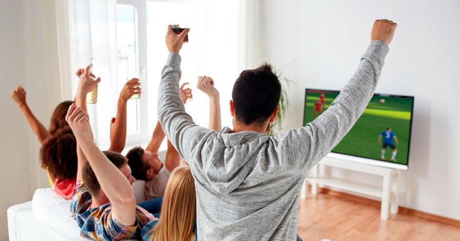 Personas viendo fútbol