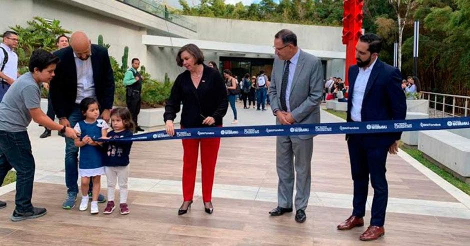 “Para el conglomerado del Banco Nacional es un honor haber contribuido por medio de un Fondo de Desarrollo de Proyectos a la inauguración del primer tramo de la ruta”, dijo Jeannette Ruiz, presidenta de la junta directiva general del Banco Nacional, quien participó en el corte de la cinta. Cortesía /La República.