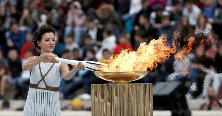 mujer con antorcha