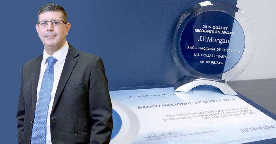 En toda Centroamérica y el Caribe, el Banco Nacional ha sido acreedor de este premio once veces consecutivas. El Banco es dirigido por Gustavo Vargas. Cortesía/La República.